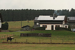 Umweltfreundliche Energiegewinnung auf einem Gehöft © Regionalforstamt Siegen-Wittgenstein