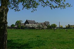 Düffel-Dorf Mehr mit blühender Streuobstwiese © Daniel Doer